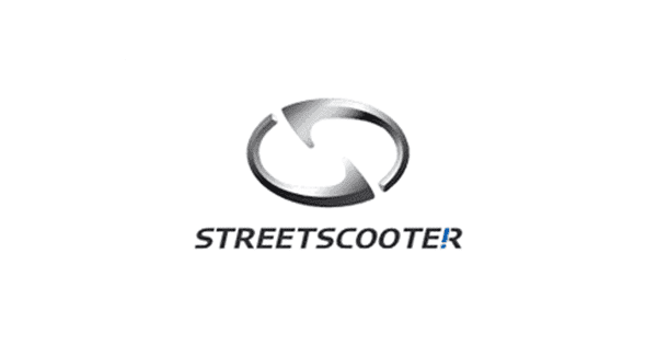 Logo-ul StreetScooter: un cerc argintiu cu săgeți, sub care se află inscripția „StreetScooter”.