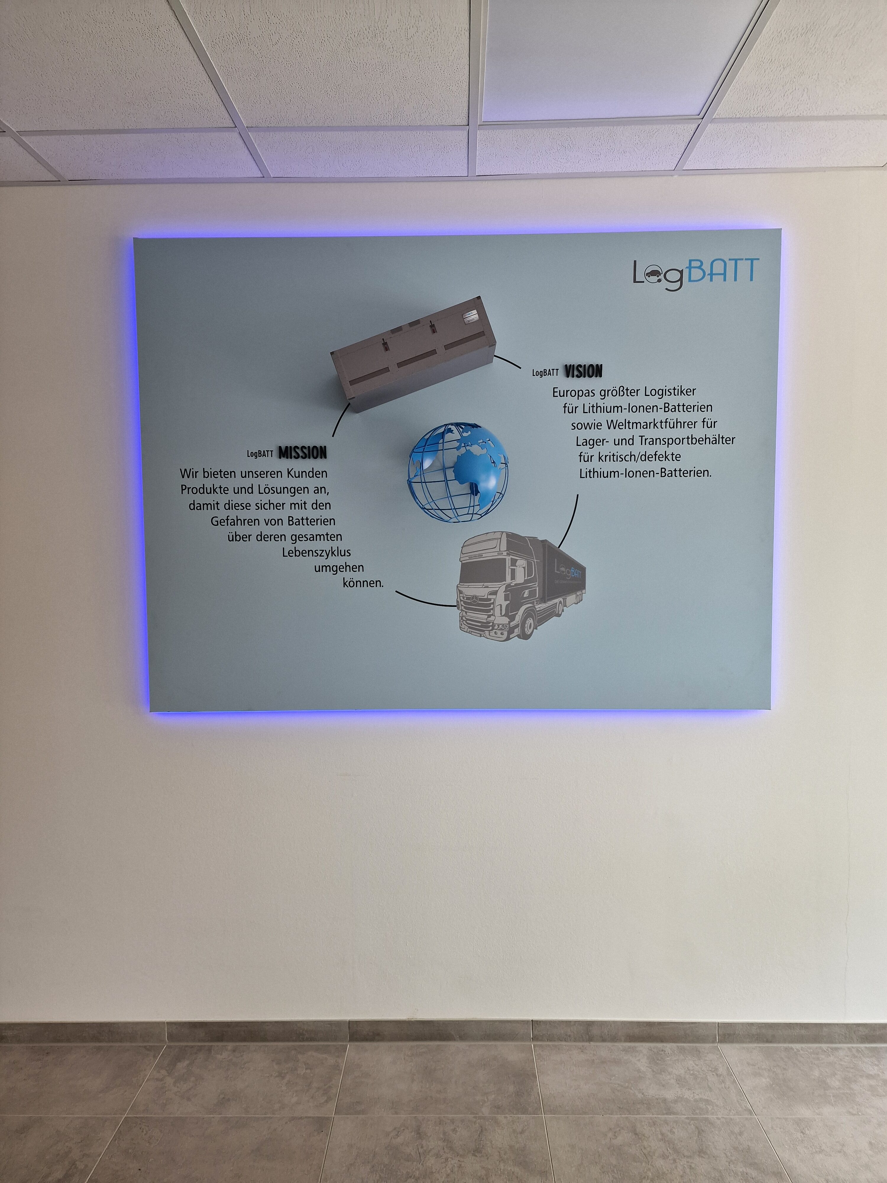 Un panou informativ pe fond albastru prezintă aspectele logistice legate de bateriile litiu-ion.